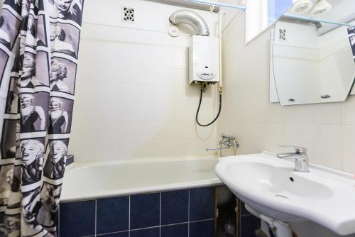 een badkamer met een wastafel en een bad bij Квартира по адресу ул. Черняховского 12 in Kiev
