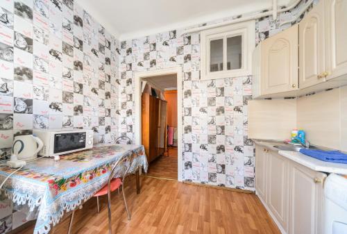 een keuken met een tafel in een kamer bij Квартира по адресу ул. Черняховского 12 in Kiev