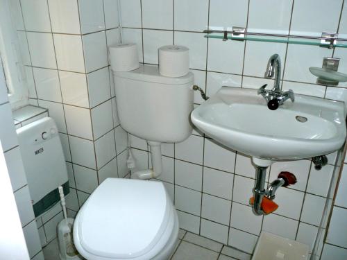 małą łazienkę z toaletą i umywalką w obiekcie City Apartment Berlin w Berlinie