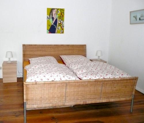 Bett in einem Zimmer mit zwei Lampen auf dem Boden in der Unterkunft City Apartment Berlin in Berlin