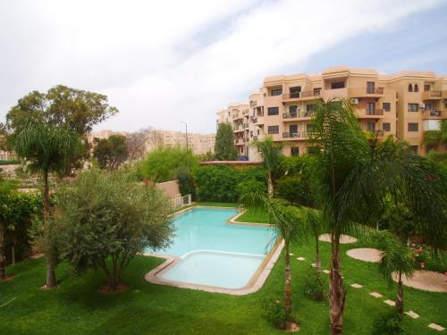 un appartamento con piscina e palme di Jnane Gueliz a Marrakech