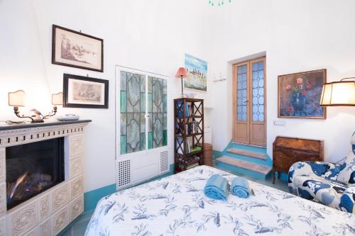 ein Schlafzimmer mit einem Bett mit blauen Schuhen darauf in der Unterkunft Perla nel blu in Conca dei Marini