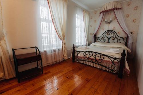 Кровать или кровати в номере Юрьево Подворье