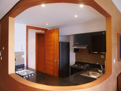 马拉喀什Jnane Gueliz的厨房水槽上方有一面大圆形镜子