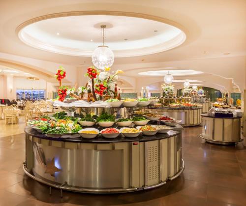 克孜拉阿奇Sunrise Resort Hotel的餐厅里摆放着食物的自助餐台