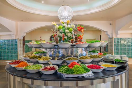 克孜拉阿奇Sunrise Resort Hotel的桌上摆着一碗碗食物的自助餐