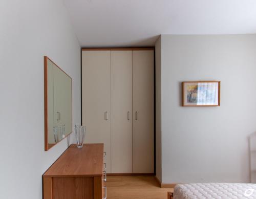 Postel nebo postele na pokoji v ubytování 2-bedroom apt, with balcony & aircondition - 50 m from the beach