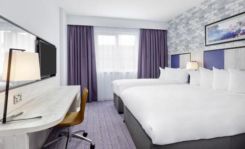 Ліжко або ліжка в номері Leonardo Hotel Swindon