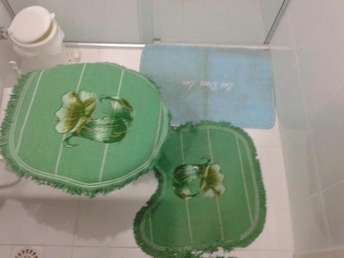 two green plates with two bees on them at Lacqua DiROMA V in Caldas Novas