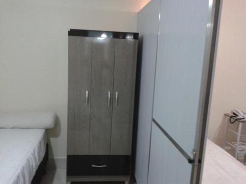 1 dormitorio con armario junto a la cama en Lacqua DiROMA V, en Caldas Novas