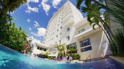 アナポリスにあるRadisson Hotel Anápolisのプールからホテルの景色を望めます。