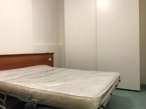 un lit d'hôpital dans une pièce aux murs blancs dans l'établissement Joseph Apartment, à San Benedetto del Tronto