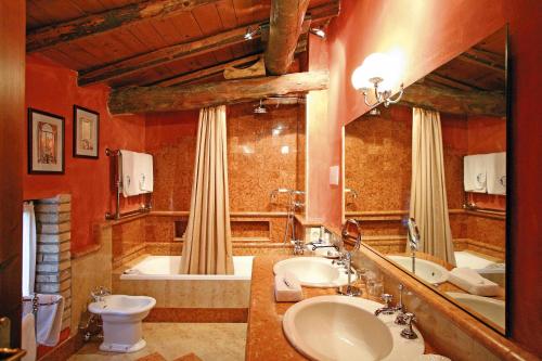 Phòng tắm tại Locanda San Vigilio