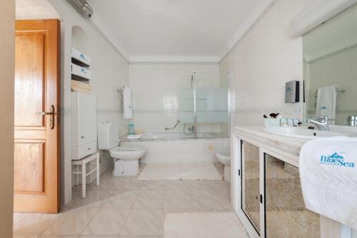 Ванна кімната в Sunflower Villa - Blue Sea