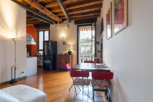 Brera 20 في ميلانو: مطبخ وغرفة طعام مع طاولة وكراسي