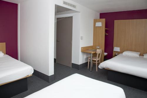 薩韋奈的住宿－B&B HOTEL Nantes Savenay，酒店客房配有两张床和一张书桌