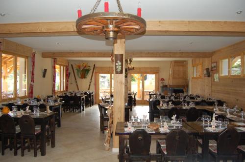 une salle à manger remplie de tables et de chaises dans l'établissement Auberge La Ferme De Ferrières, à Pringy