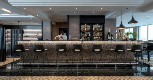 El salón o zona de bar de Hotel Avenida