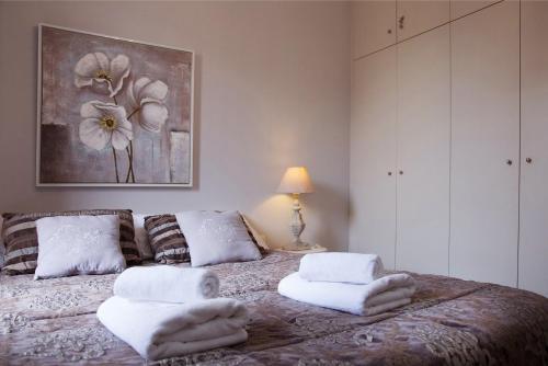 バルセロナにあるOpening Doors Aribauのベッドルーム1室(ベッド1台、白いタオル付)