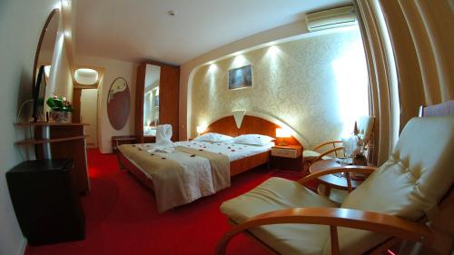 een hotelkamer met 2 bedden en een raam bij Hotel Afrodita in Venus