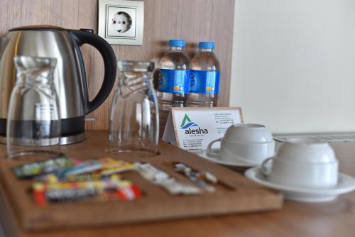 Kemudahan buat kopi dan teh di Alesha Suite Otel