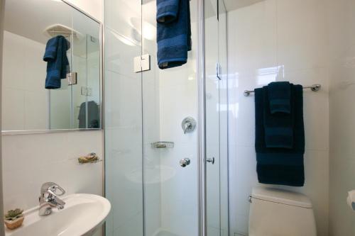 Kylpyhuone majoituspaikassa Yonge Suites Furnished Apartments