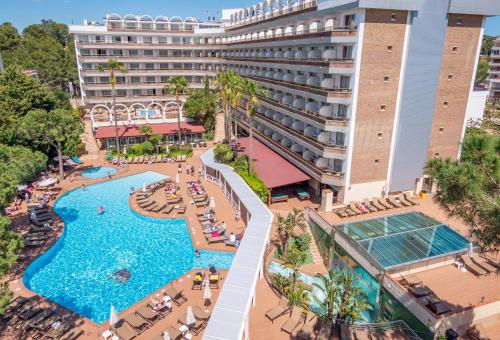 een luchtzicht op een hotel met een zwembad bij Golden Port Salou & Spa in Salou
