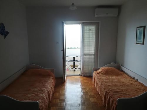 En eller flere senge i et værelse på Apartman Darko