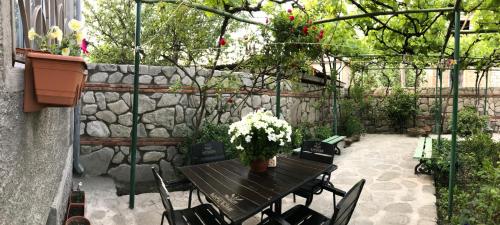 بيت ضيافة ماري في تيلافي: طاولة مع إناء من الزهور على الفناء