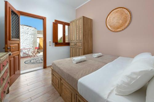 Ένα ή περισσότερα κρεβάτια σε δωμάτιο στο Villa Eleni with Hot Tub and Acropolis View