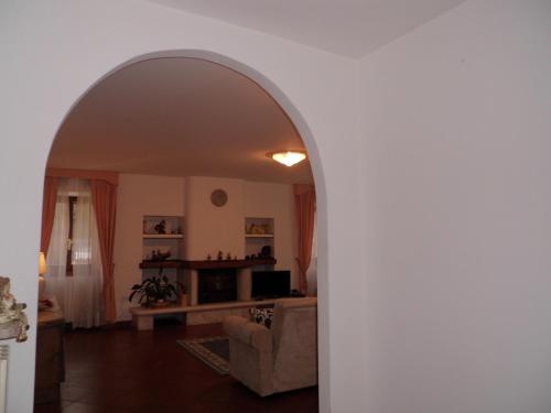 an archway in a living room with a couch and a fireplace at Affittacamere Ca' Fattorini in Baceno