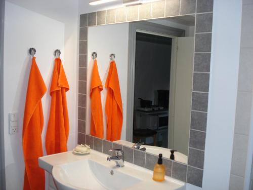 納克賓西蘭的住宿－Jysse's Bed & Bath，浴室提供橙色毛巾、水槽和镜子
