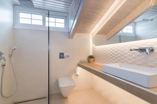 een badkamer met een wastafel en een douche bij Edelweiss Hotel in Argassi