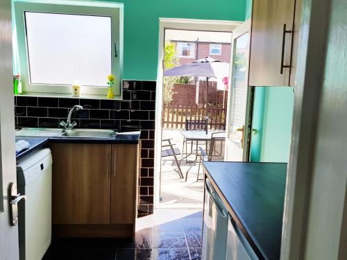 Virtuvė arba virtuvėlė apgyvendinimo įstaigoje Blackpoolholidaylets Salmesbury Avenue Families And Contractors only
