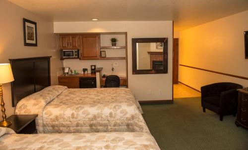 um quarto de hotel com duas camas e uma cozinha em Hilltop Inn Broomfield Denver em Broomfield