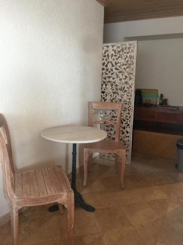 a table and two chairs in a room at Es volca in Cadaqués
