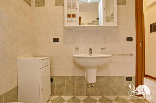 łazienka z umywalką i lustrem w obiekcie Appartamento Romantica w Manerba del Garda