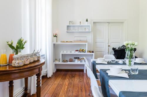 een eetkamer met twee tafels met blauw en wit bij Chambre d'hôtes Du côté des remparts in Wissembourg