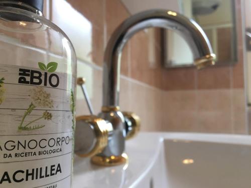 a bottle of alcohol sitting on top of a bathroom sink at La Luna e il faló in Ceriale