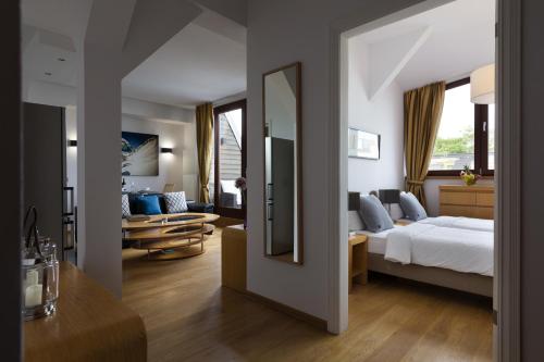 um quarto com uma cama e uma sala de estar em Luxoise Apartments em Berlim