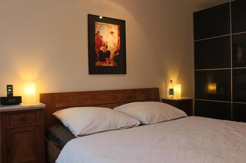 um quarto com uma cama e uma fotografia na parede em Premium Apartment Universities/Arts District em Munique