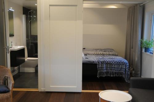 ÅsaにあるSurfers Guesthouseのベッドルーム1室(ベッド1台付)、バスルーム(バスタブ付)が備わります。