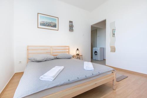 ein Schlafzimmer mit einem großen Bett mit zwei Handtüchern darauf in der Unterkunft Studio Apartman Vedran in Labin