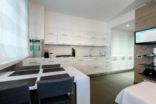 Sirmio Apartments - Primavera Stay tesisinde mutfak veya mini mutfak