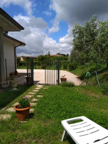 a white bench in the yard of a house at Casa Vacanze Le Rose in Ariccia