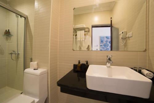 Bilik mandi di Spice Palace Hotel