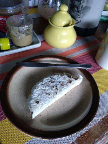 een stuk taart op een bord op een tafel bij Casa dos Açores B&B in Florianópolis