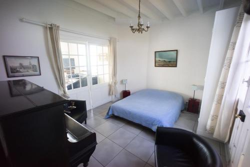 una camera da letto con un letto, un comò e una finestra di Villa le Rayon Vert a Saint-Pierre-en-Port