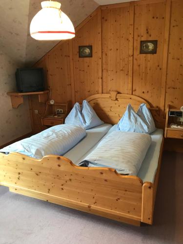 ein Schlafzimmer mit zwei Betten in einem Zimmer in der Unterkunft Gasthof zum Gamsjäger in Sankt Nikolai im Sölktal