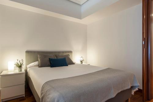 A bed or beds in a room at Retiro II - Tranquilidad y Estilo en el Centro